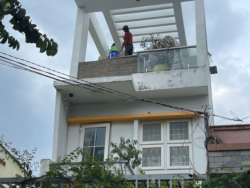 Tường mặt tiền bị nứt, bong vữa và ẩm chân tường