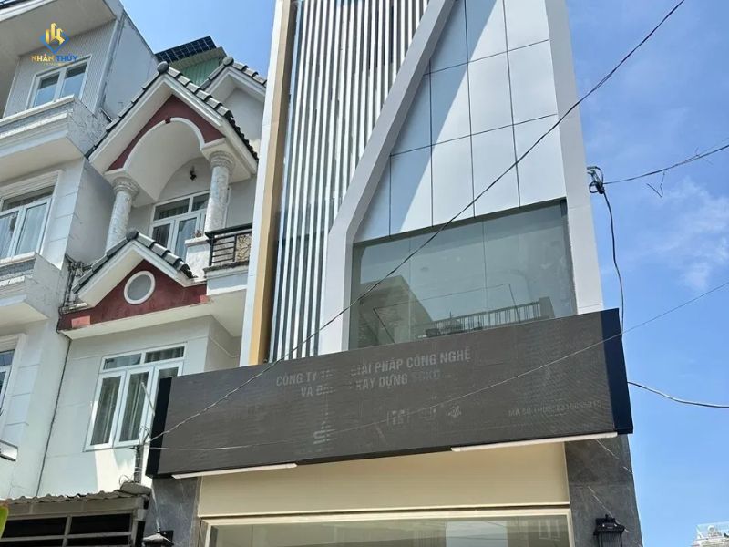 Mặt tiền văn phòng SDKD sau cải tạo với vách kính cường lực và ốp Aluminium tại Quận 12