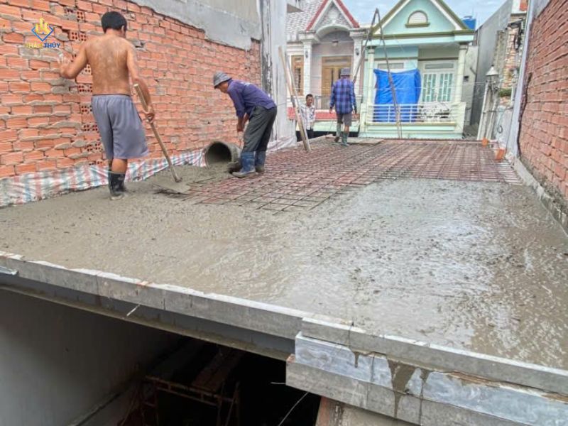 Thợ đang đổ sàn bê tông cốt thép nâng thêm tầng