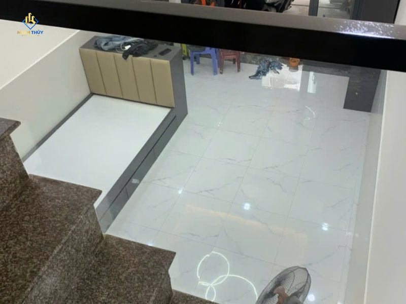 Nền tầng trệt và cầu thang nhà chị Oanh sau cải tạo
