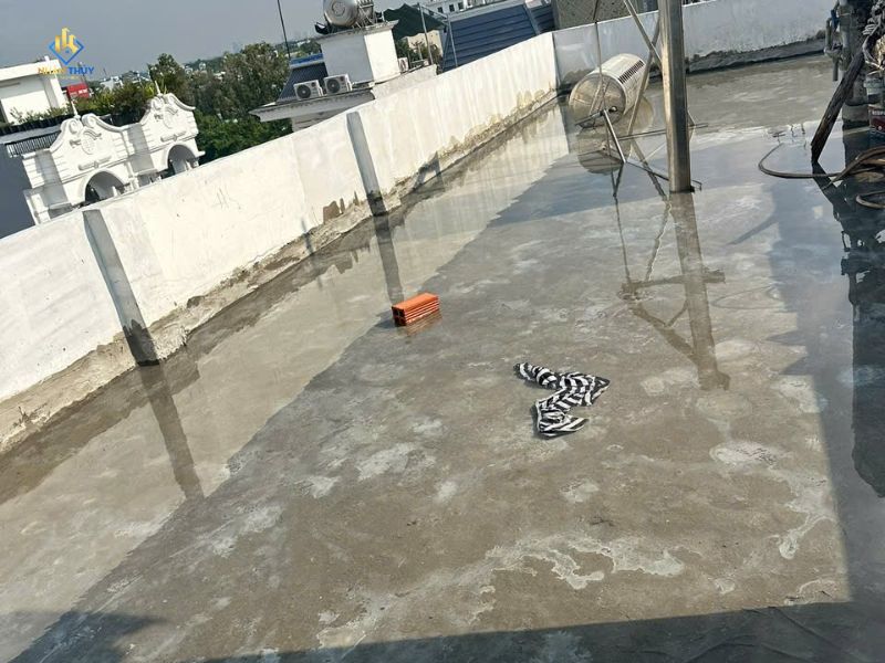 Nhân Thủy kiểm tra khu vực chống thấm sau khi thi công