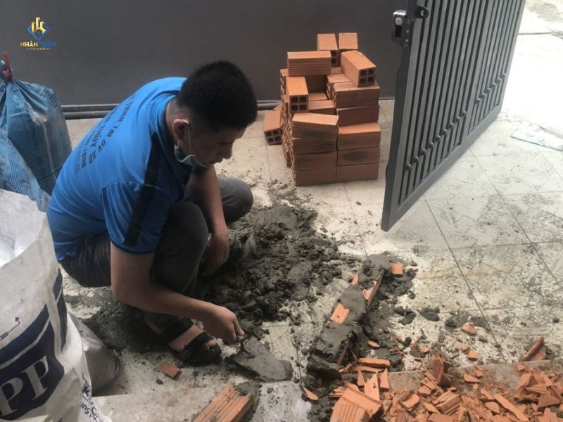 Thợ Nhân Thủy tháo dỡ và sửa phần xây tại nhà anh Phước, Quận 3