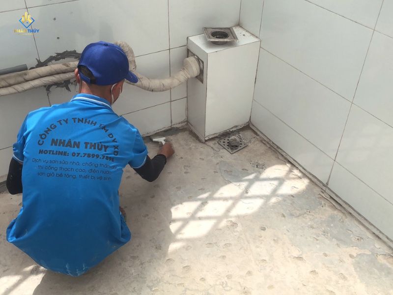 Thợ Nhân Thủy xử lý bề mặt sân thượng trước khi chống thấm tại nhà anh Phước, Quận 3