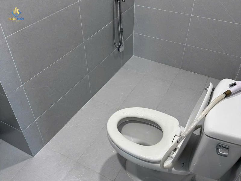 Nhà vệ sinh lầu 1 tại công trình cải tạo văn phòng Bình Tân