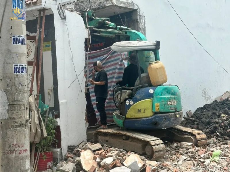 Phá dỡ phần thô bằng máy đào và thu gom xà bần tại công trình Quận 12