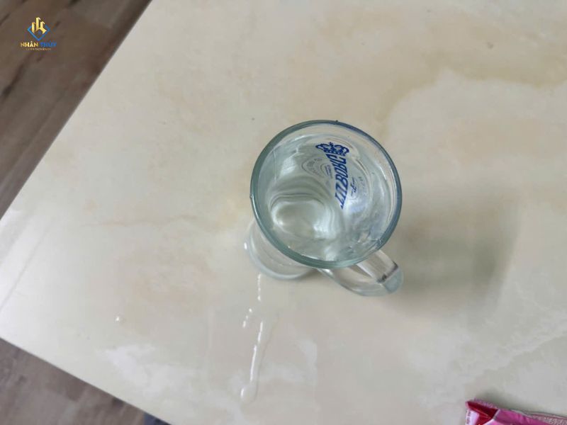Phép thử ly nước để xác định mức độ rung của sàn
