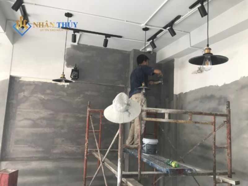 Tường sơn hiệu ứng bê tông trong quán cafe