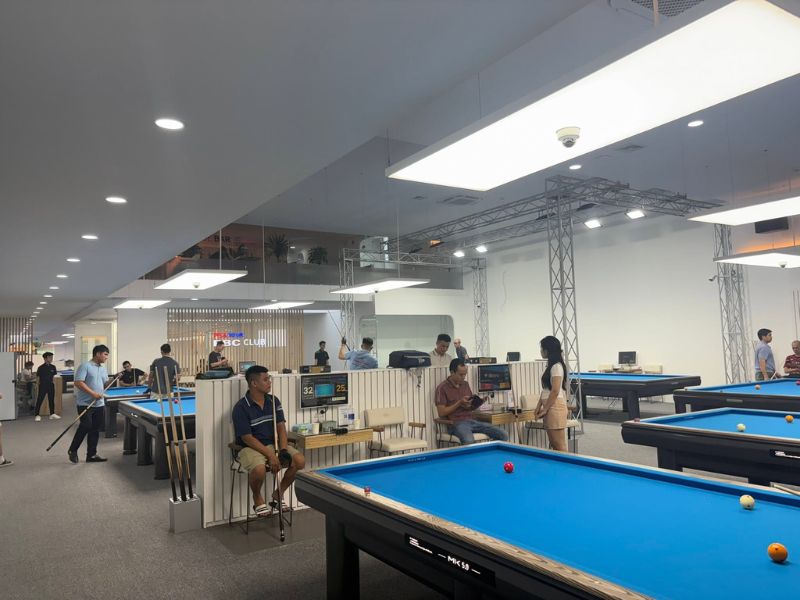 Không gian PBC Billiards Bình Tân khi quán đang hoạt động
