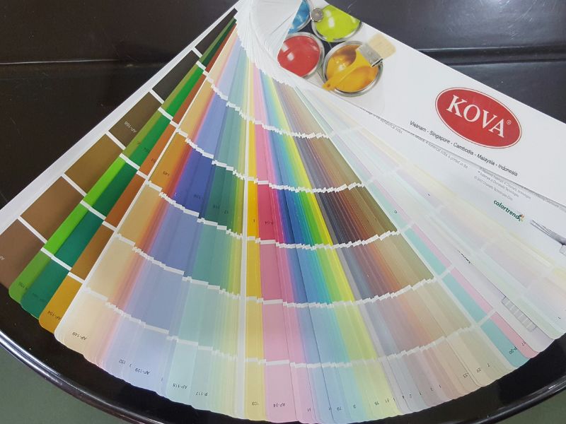 Quạt màu KOVA xòe trên mặt bàn với nhiều dải màu và mã