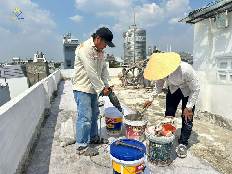 Thợ Nhân Thủy xử lý chống thấm tại công trình sửa nhà ở Quận 12