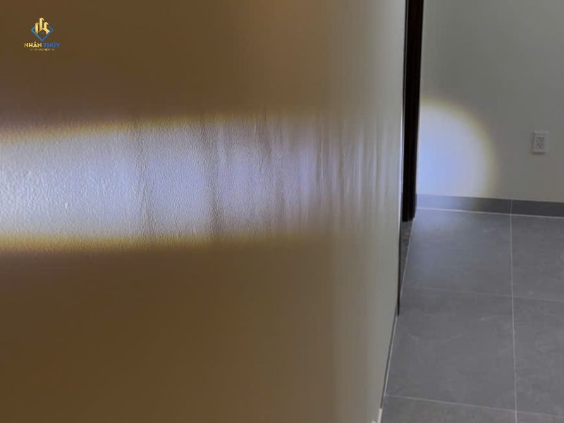 Kiểm tra độ phẳng lớp bả bằng đèn rọi xiên