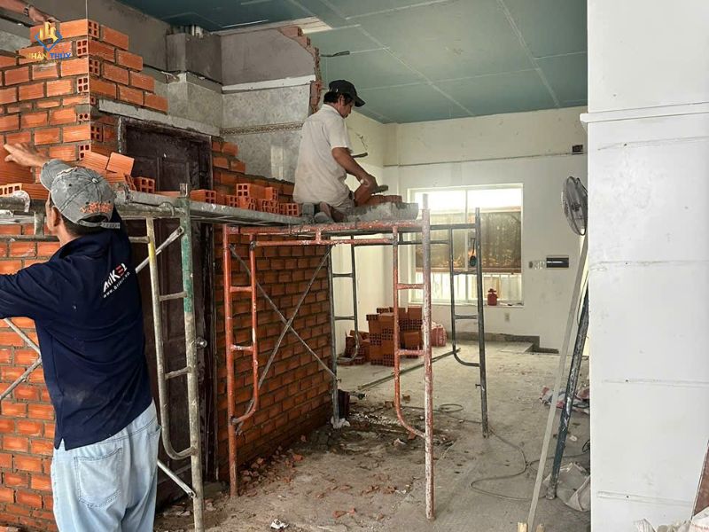 Tiến hành xây lại nhà vệ sinh