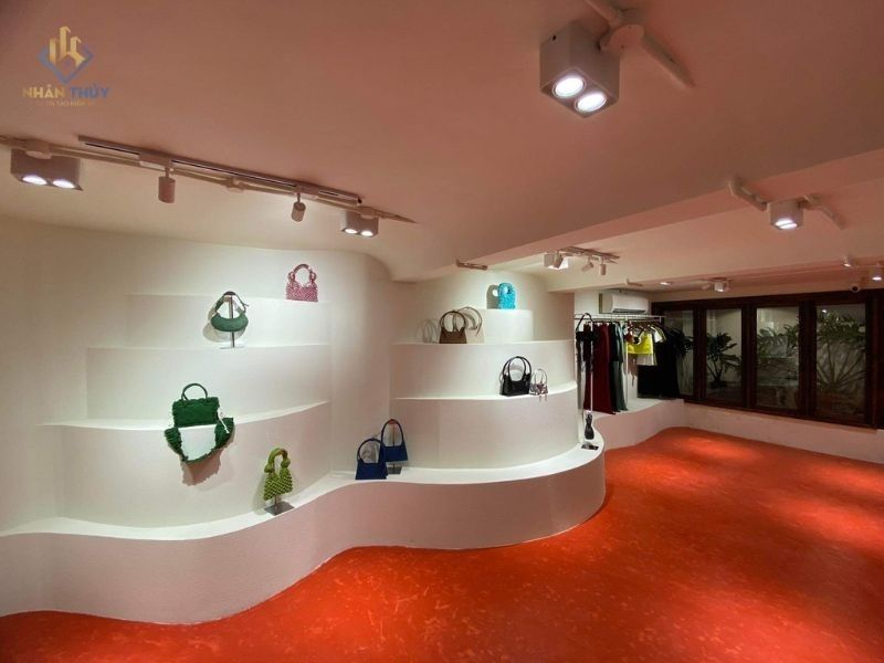 Showroom túi xách khi đã trưng bày sản phẩm trên hệ kệ