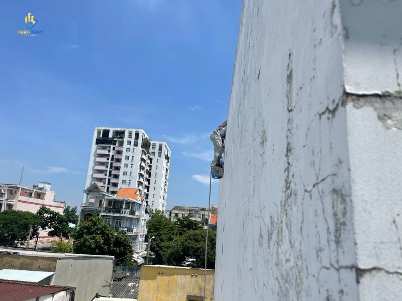 So sánh vết nứt chân chim và vết nứt xuyên trên tường nhà cũ