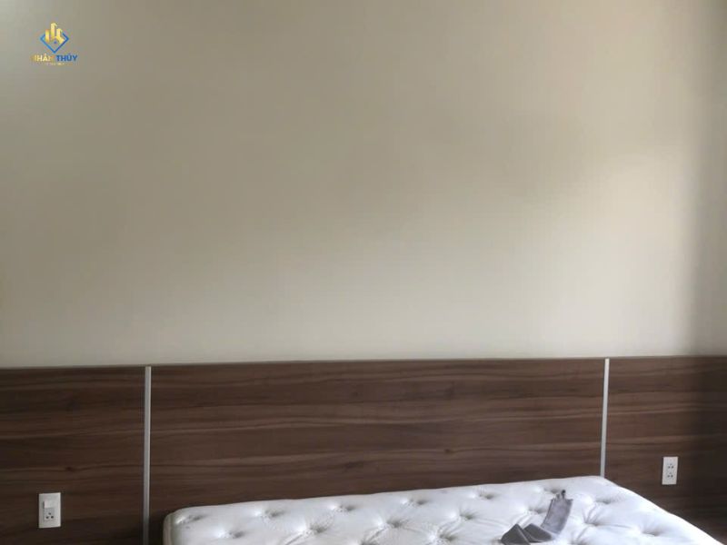 Mảng tường đầu giường phòng ngủ sau khi sơn hoàn thiện