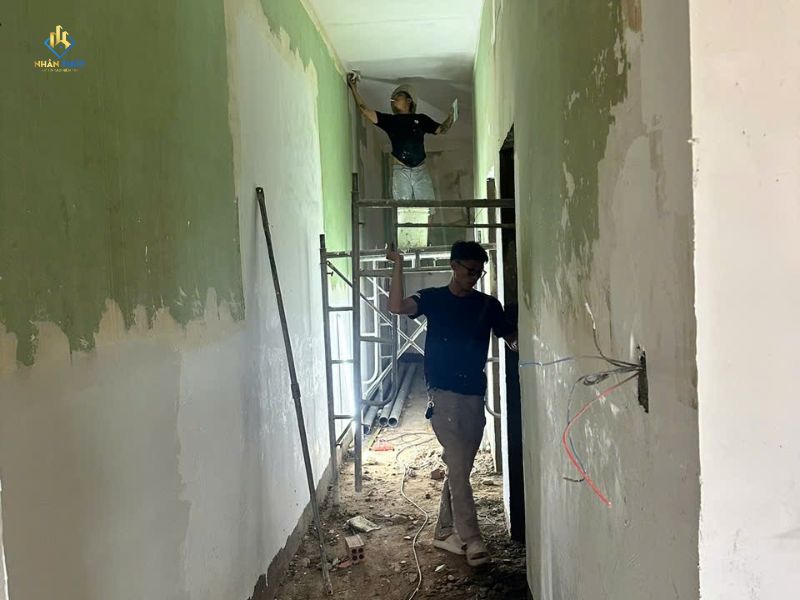 Bề mặt tường cũ trong giai đoạn chuẩn bị sơn lại