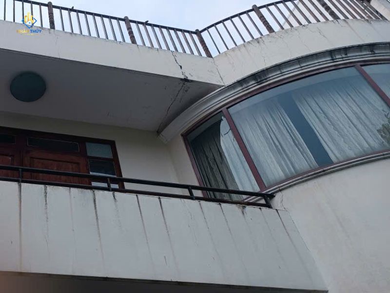Vết nứt trên tường ngoài tại vị trí tiếp giáp mái che và cửa kính