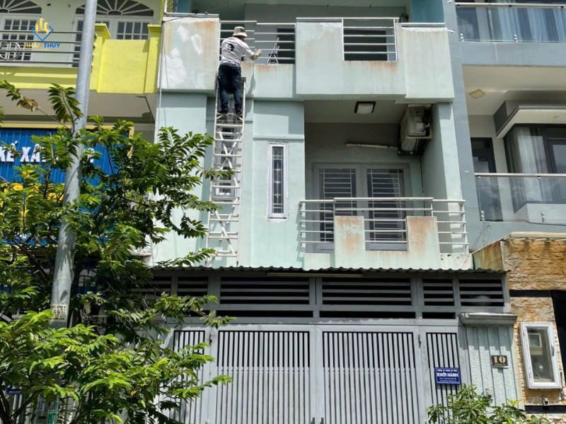 Thợ sơn thi công mặt tiền tầng cao bằng thang
