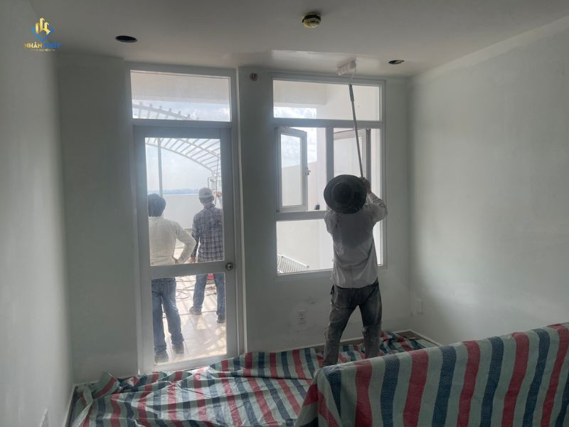 che chắn cẩn thận sàn và vật dụng trước khi thi công