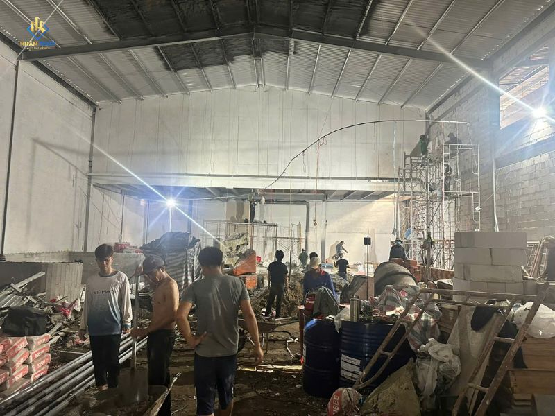 Đội Nhân Thủy thi công sửa chữa bên trong nhà xưởng