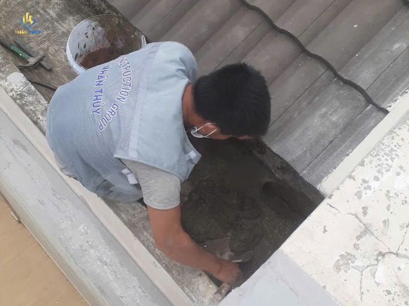 mái nứt thợ đang kiểm tra nguyên nhân để lên phương án xử lý
