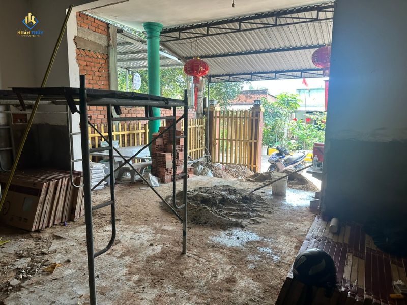 Công trình Quận 10 gồm xây tô, ốp lát, sơn, trần thạch cao, điện và cửa nhôm kính.