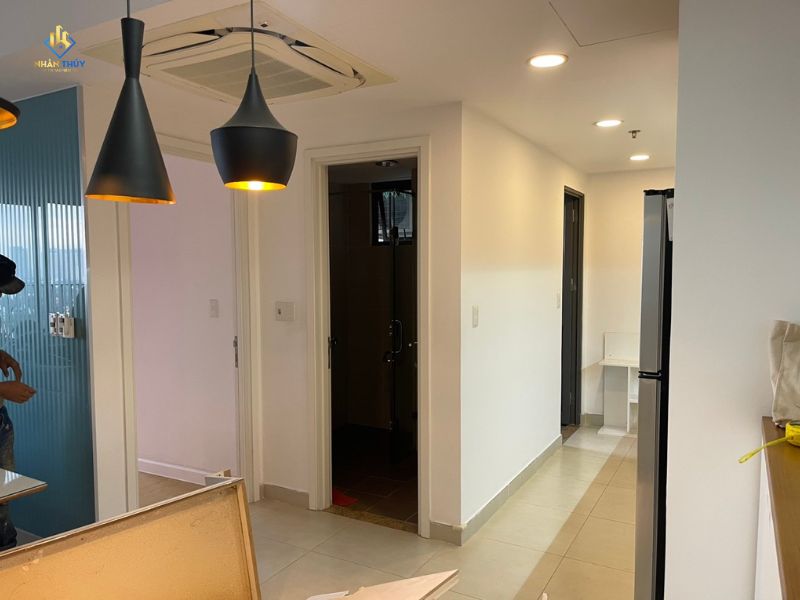 Không gian hành lang và bếp căn hộ trong quá trình cải tạo