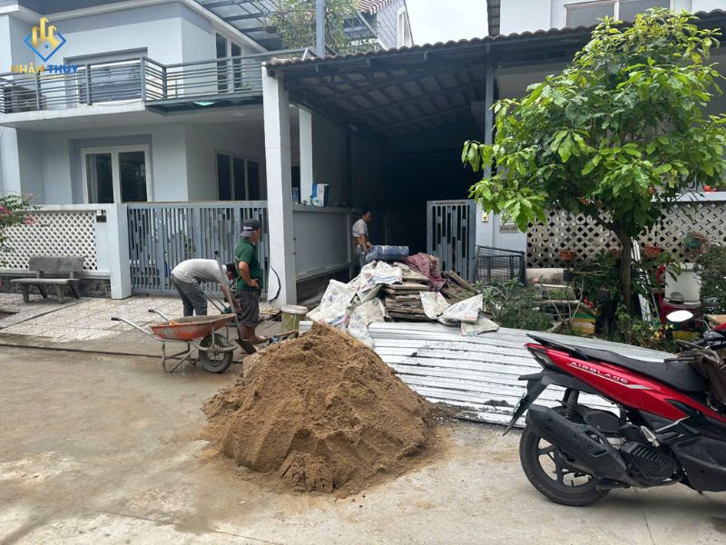 thợ đang trộn vữa sửa nhà quận 3