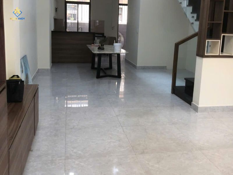 Mảng tường đầu giường bị thấm và bong nứt trước khi