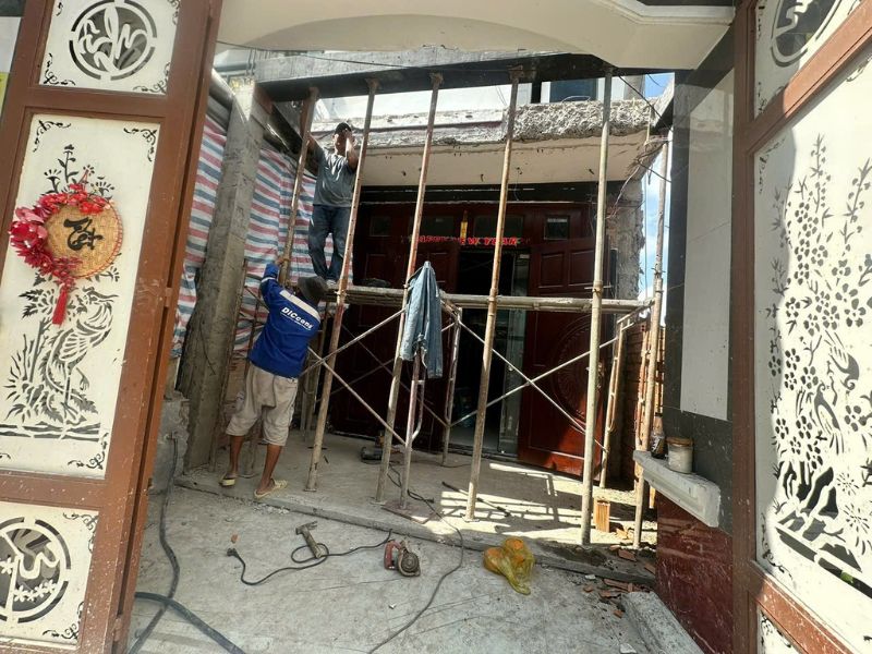 Thợ Nhân Thủy tháo dỡ phần mái và cấu kiện cũ tại văn phòng Hà Huy Giáp