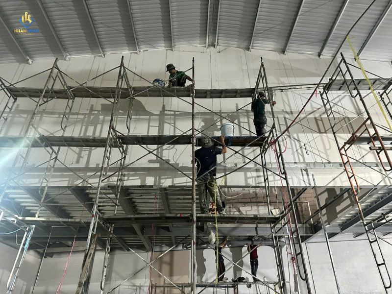 Đội Nhân Thủy thi công cải tạo trên giàn giáo bên trong nhà xưởng