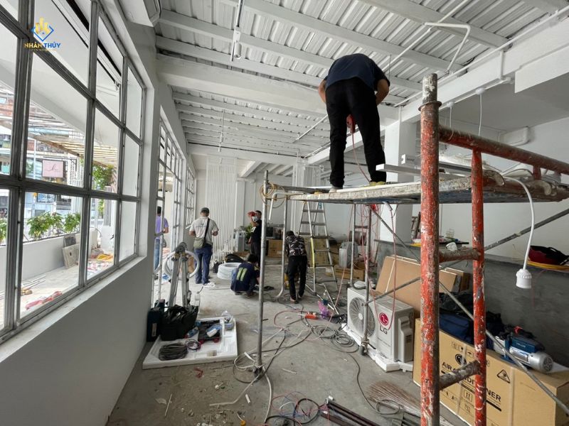 Quá trình triển khai các hạng mục hoàn thiện tại công trình salon Tân Định.