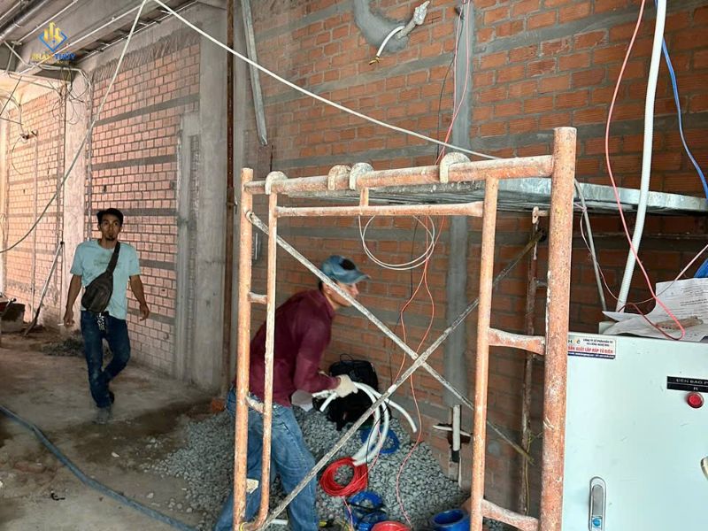 Thợ thi công hệ thống điện nước âm tường khi cải tạo nhà