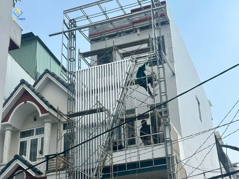 thợ thi công làm xong mặt tiền trang trí