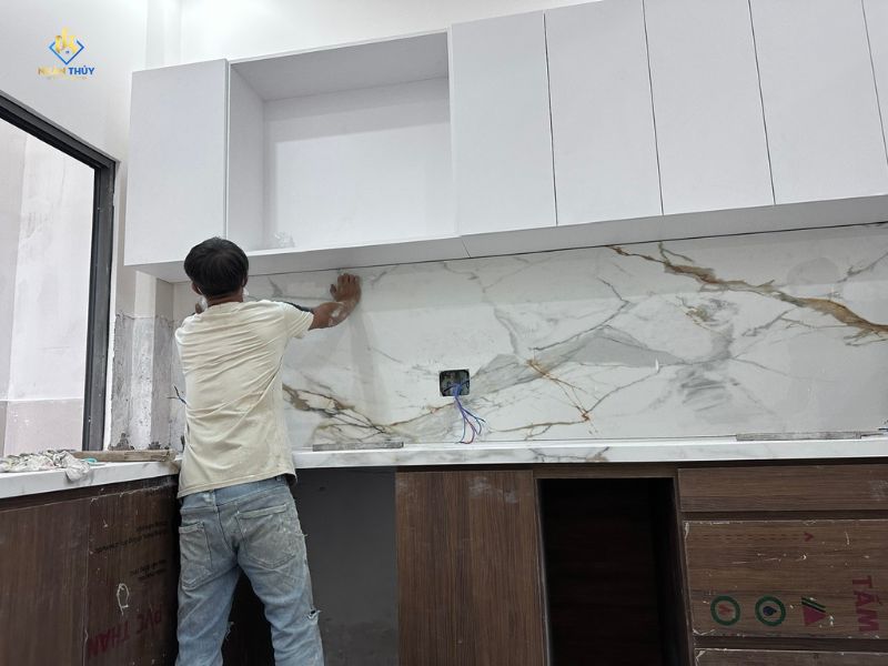 Thợ Nhân Thủy ốp đá mặt bếp và lắp kính cường lực khu vực nấu