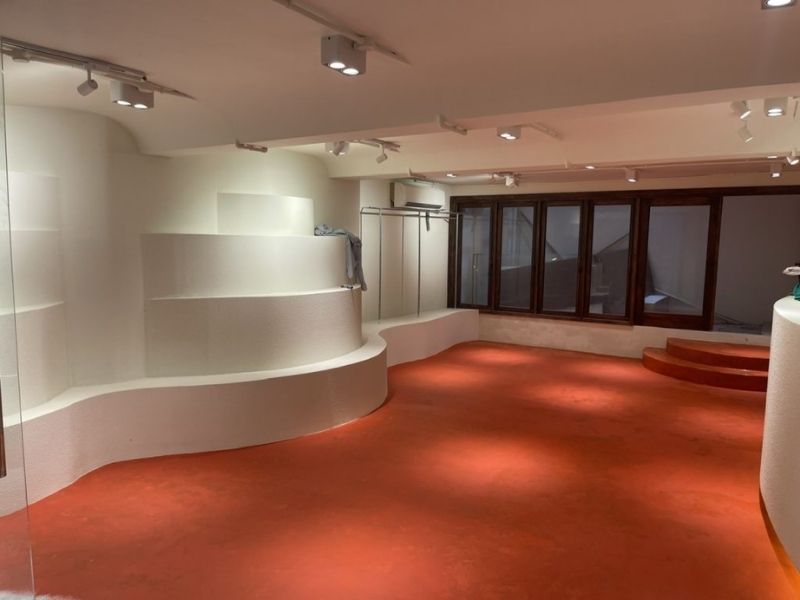 Sàn đỏ và hệ kệ trắng showroom trong giai đoạn hoàn thiện