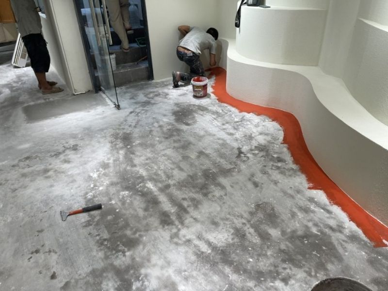 Chi tiết mép sơn sàn tại hệ kệ bo cong