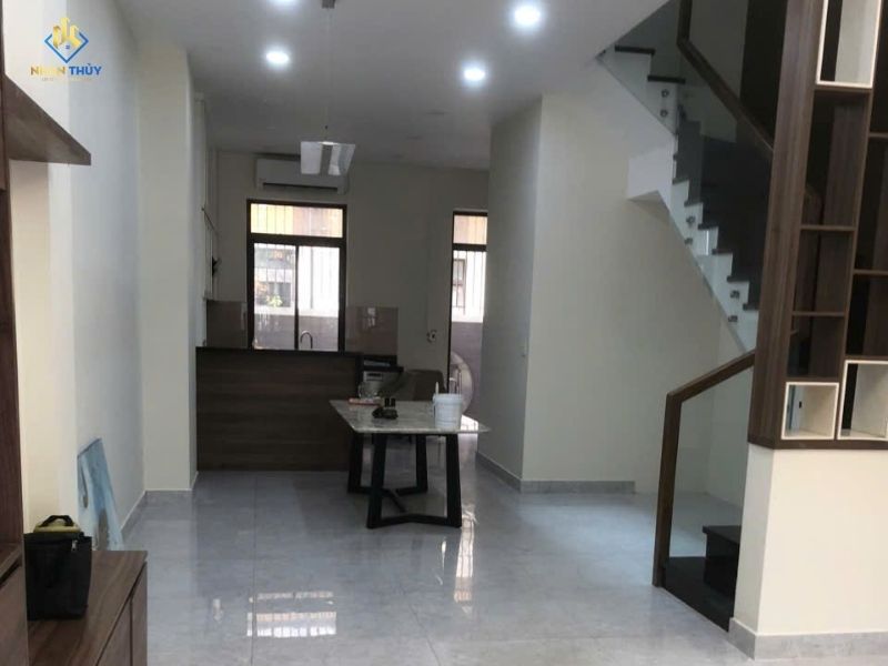 Không gian tầng 1 nhà phố sau khi sơn và vệ sinh hoàn thiện