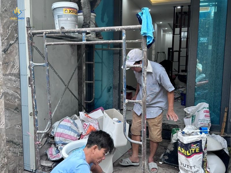 Mặt tiền nhà phố tại Phường Phước Long sau khi Nhân Thủy cải tạo cột và ốp gạch