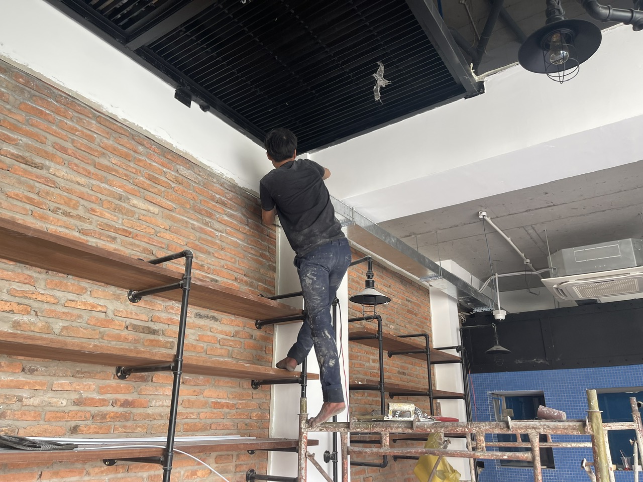 Thợ lắp hệ khung sắt và đèn trang trí nhà hàng Frankies