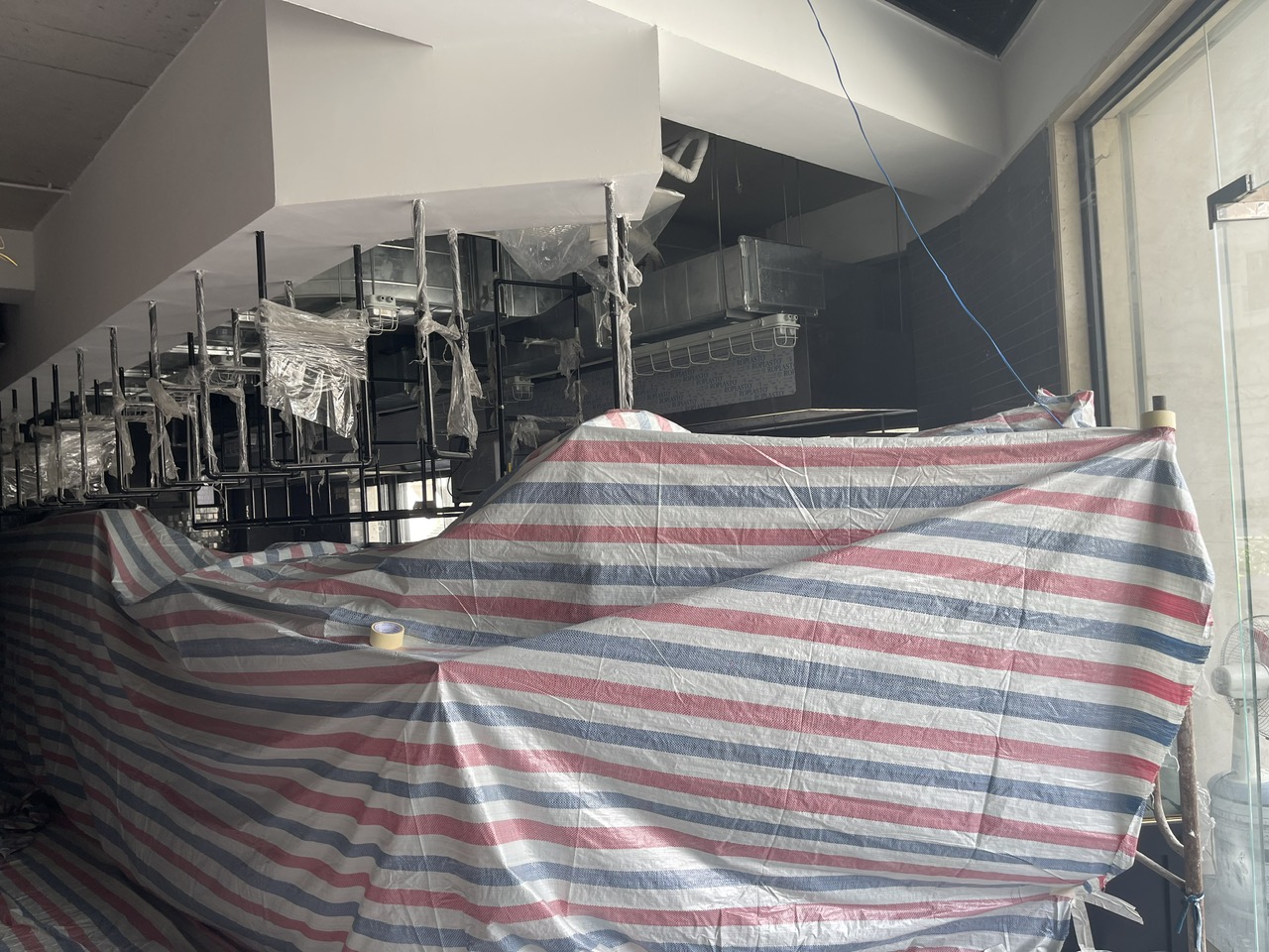 Khu bếp và lò nướng nhà hàng Frankies trong quá trình thi công