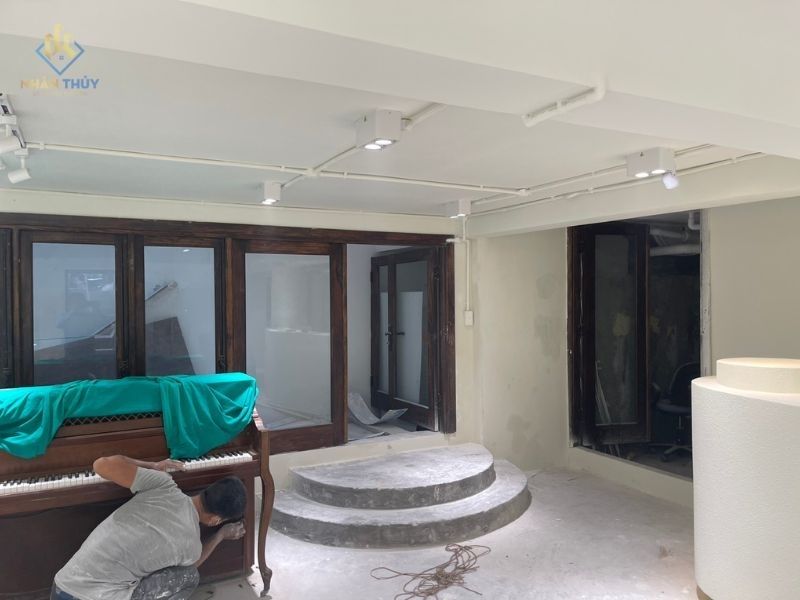 Hệ thống đèn ray và bục cong trong showroom đang thi công