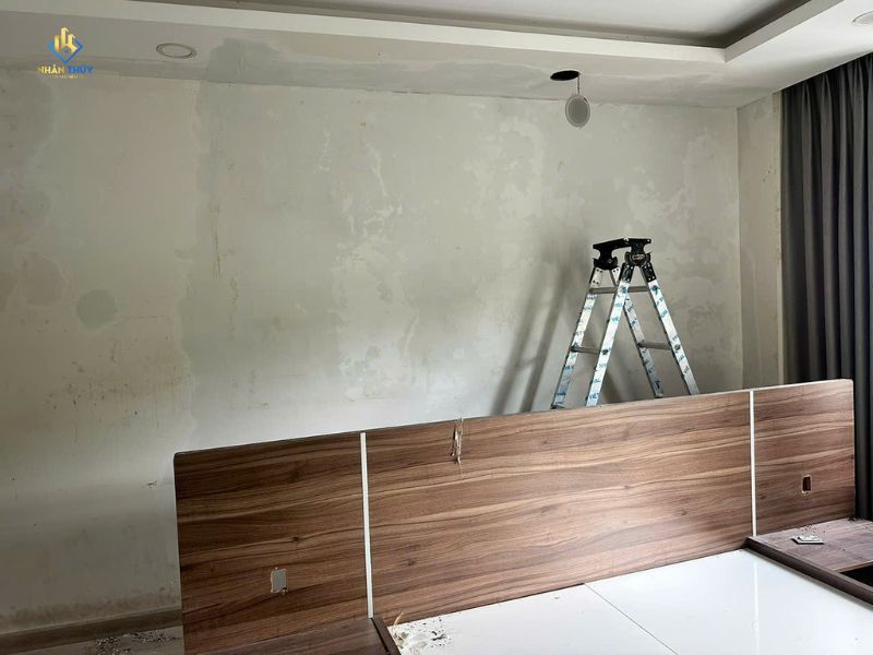 Tường phòng ngủ nhà chị Trinh trong giai đoạn xử lý bề mặt