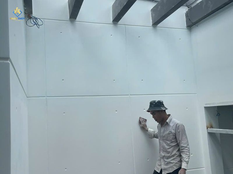 thợ kiểm tra lại bề mặt trước kho sơn lót