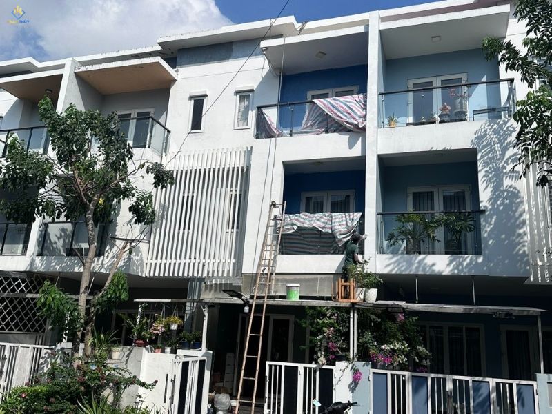 Thợ Nhân Thủy sơn lại mặt tiền sau khi cạo lớp sơn cũ và xử lý vết nứt
