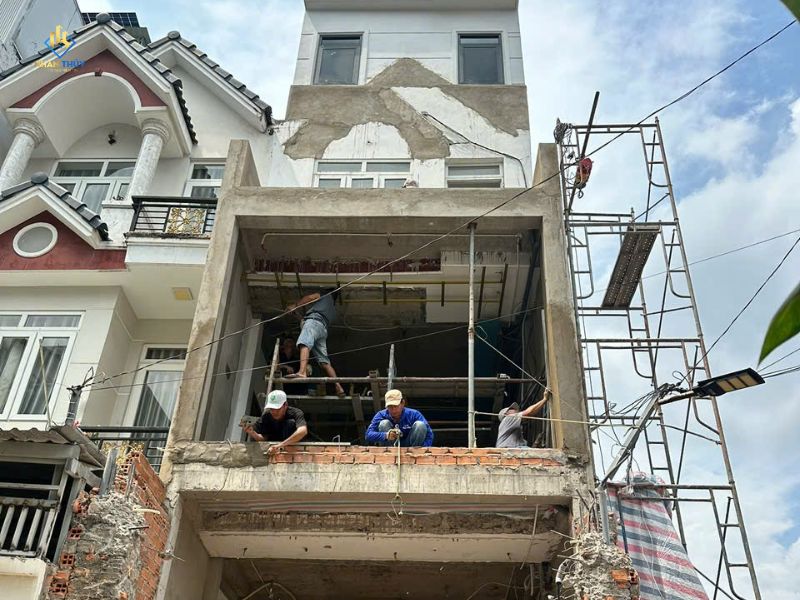 Thợ Xây dựng Nhân Thủy đang cải tạo một căn nhà phố tại Quận 12, TP.HCM