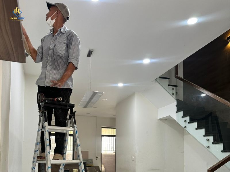 Thợ Nhân Thủy xử lý bề mặt tường nhà chị Trinh trước khi sơn