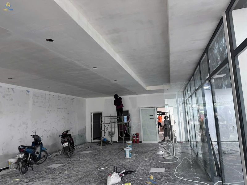 thợ sơn đang trét bột trước khi sơn hoàn thiện