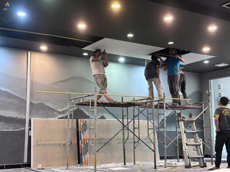 Thợ Nhân Thủy thực hiện công việc sửa chữa nhà tại Long An