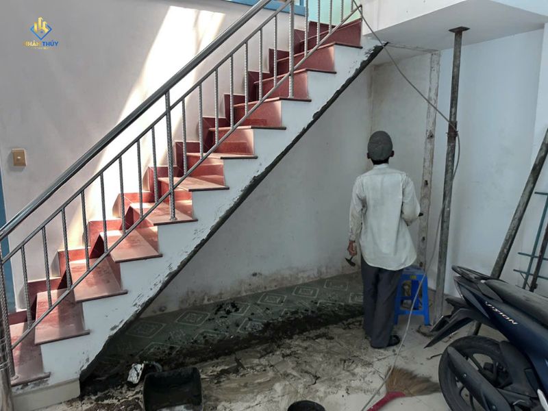 thợ đang tô trám vữa ở khu vực cầu thang